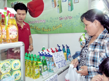 Công nhân mua hàng tại phiên chợ hàng Việt ở huyện Vĩnh Cửu.