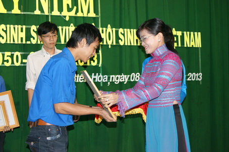 Chị Bùi Thị Bích Thủy, Chủ tịch Hội sinh viên tỉnh trao học bổng Trần Văn Ơn cho các sinh viên
