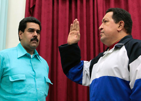 Tổng thống Venezuela Hugo Chavez (phải) và Phó Tổng thống Nicolas Maduro tại lễ tuyên thệ nhậm chức của Bộ trưởng Quốc phòng nước này ở thủ đô Caracas ngày 10-12-2012.