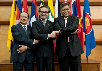 Tân Tổng Thư ký ASEAN, ông Lê Lương Minh (trái), Bộ trưởng Ngoại giao Indonesia Marty Natalegawa và Tổng Thư ký ASEAN nhiệm kỳ trước Surin Pitsuwan (Ảnh: Ban Thư ký ASEAN)