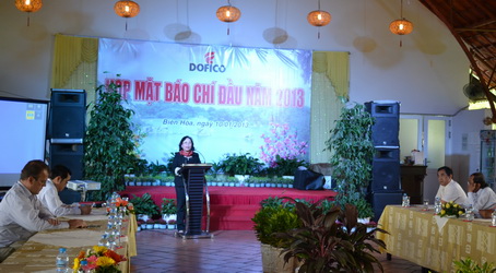 Bà Nguyễn Thị Lệ Hồng, Tổng giám đốc Dofico trả lời câu hỏi của các phóng viên