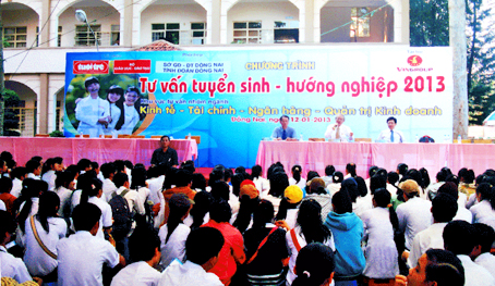 Đông đảo học sinh đến với chương trình tư vấn.