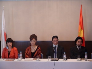 Cựu Đại sứ Norio Hattori và các nghệ sỹ Nhật Bản tham gia vở nhạc kịch.