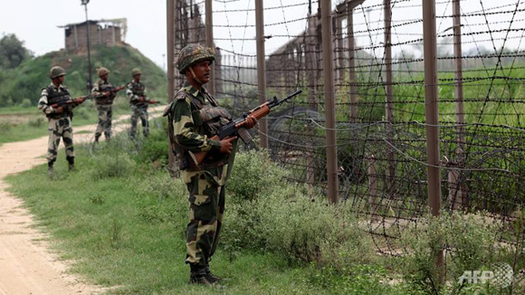 Binh sĩ Ấn Độ đứng gác tại khu vực biên giới gần Pakistan