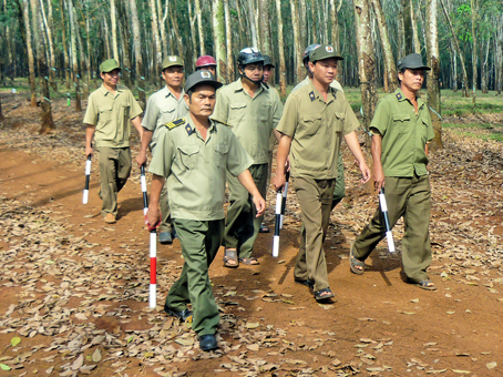 Ông Lâm Thanh Trương (hàng đầu, bìa trái) cùng lực lượng bảo vệ nông trường trên đường tuần tra.