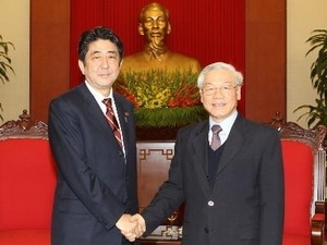 Party General Secretary Nguyen Phu Trong (right) meets Japanese Prime Minister Shinzo Abe. 