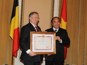 Deputy PM Nguyen Xuan Phuc presents Friendship Order to the President of the Belgian House of Representatives