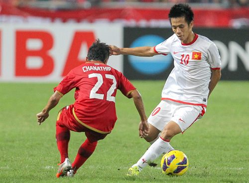 Văn Quyết (phải) là tuyển thủ hiếm hoi vừa dự AFF Cup 2012 được giữ lại đội tuyển.  Ảnh: T.L