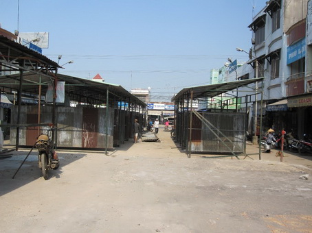 Khu chợ tạm được dựng gấp để các tiểu thương có nơi buôn bán