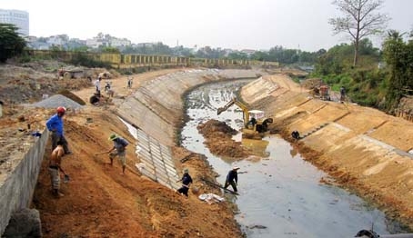 Dự án nạo vét suối Săn Máu đang thi công. Ảnh: N.LIÊN