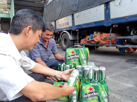 Lực lượng Quản lý thị trường kiểm tra số bia Heiniken Pháp thiếu nhãn phụ. Ảnh: B. Nguyên