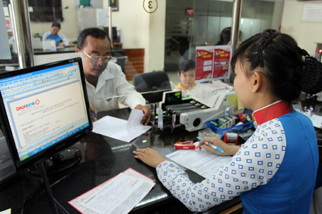 Khách hàng đến giao dịch tại Hội sở Ngân hàng Đại Á. Ảnh: C. Nghĩa