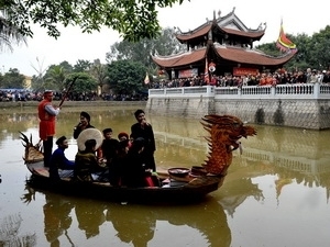 Singing Quan ho folk songs on boat 