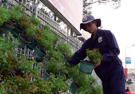 Công nhân Công ty TNHH một thành viên dịch vụ môi trường đô thị Biên Hòa đang trang trí một tiểu cảnh trên đường Cách Mạng Tháng Tám.