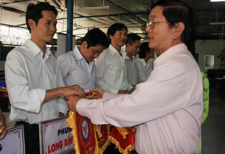 BTC trao cờ lưu niệm cho các đoàn tham dự giải.