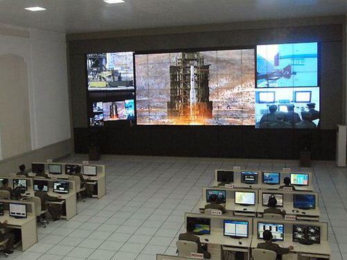 Các nhà khoa học Triều Tiên theo dõi vụ phóng tên lửa Unha-3 tháng 12-2012.