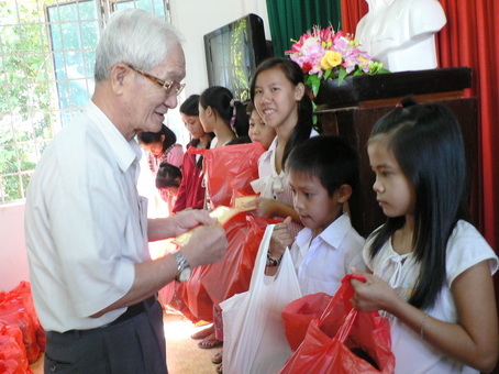 Đoàn đến thăm và tặng quà cho trẻ em có hoàn cảnh khó khăn tại xã Xuân Quế (huyện Cẩm Mỹ