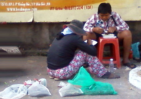 Rắn được bày bán công khai trên đường phố TP.Biên Hòa.