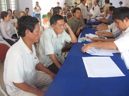 Người dân bị thiệt hại xã Tam An đang nhận tiền bồi thường