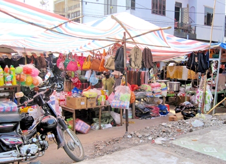 Tiểu thương chợ Phú Lợi dựng lều bán tạm sau khi vụ cháy xảy ra.