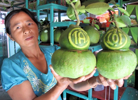 Bưởi hồ lô được bán tại đại lý của anh Nguyễn Thanh Sang trên đường Cách Mạng Tháng Tám (TP. Biên Hòa). Ảnh: K.Minh