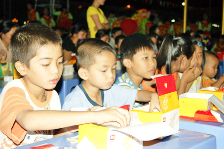 Disadvantaged children gather togethers to welcome Tet