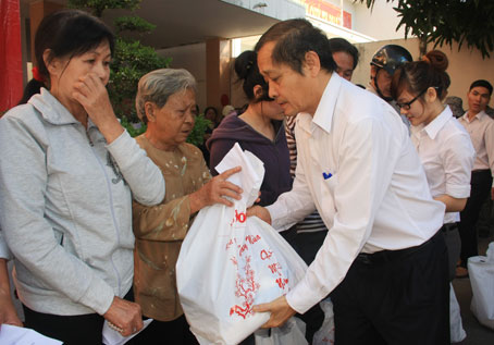 Dong Nai Newspapers Editor-in-Chief Tran Huy Thanh presents Tet gifts to poor people in Bien Hoa city.