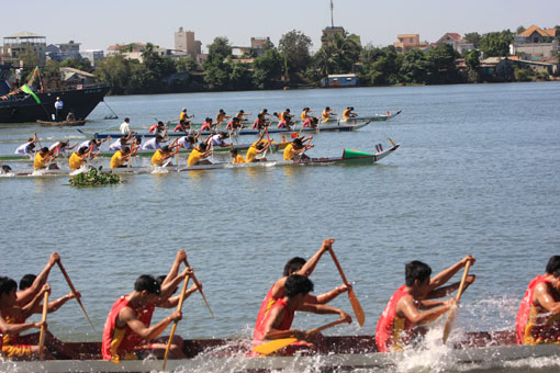 Các đội thuyền xuất phát vòng chung kết 1.000m