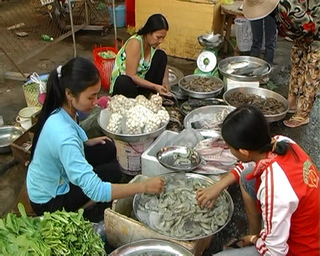Cung voi rau xanh - tom ca la nhung mat hang ban nhieu sang mung 4 tet o cho Long Thanh