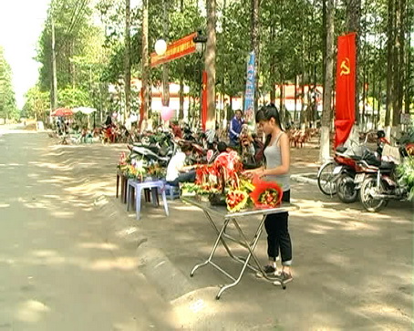 Nhung diem ban hoa nhan le Valentine o khu trung tam hanh chinh huyen Long Thanh