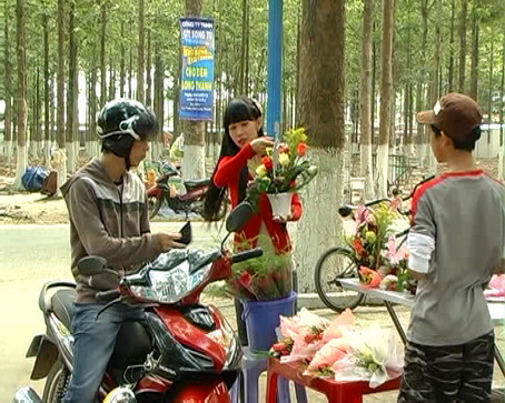 Hoa hong co gia rat cao nhung van co nhieu chang trai tim den mua nhan ngay valentine o khu trung tam hanh chinh huyen LT