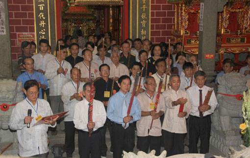 Lãnh đạo tỉnh cùng Ban trị sự Thất phủ cổ miếu dâng hương khai hội