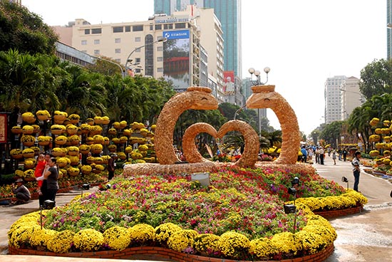Du ngoạn đường hoa Nguyễn Huệ 2013