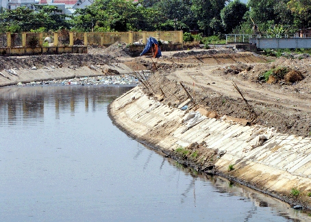 Dự án nạo vét suối Săn Máu thi công được một đoạn nhưng phải ngưng vì vướng bồi thường, giải phóng mặt bằng.