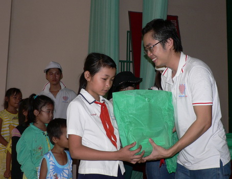 Tặng 120 phần quà cho học sinh và hộ nghèo tại xã Phú Lý