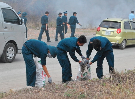 Vì một đường phố sạch, đẹp. Các đoàn viên, chiến sỹ tham gia dọn dẹp đường phố