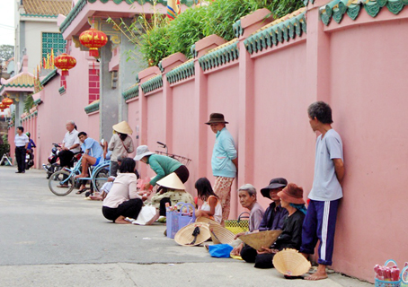 Nhiều người ăn xin ngồi trước cổng chùa ông (TP.Biên Hòa).