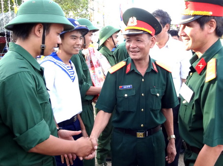 Đại tá Vương Quyết Tiến (giữa) thăm hỏi, động viên tân binh ở các tiểu trại