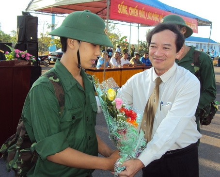 Đồng chí Nguyễn Thành Trí Phó chủ tịch UBND tỉnh tặng hoa cho các thanh niên huyện Cẩm Mỹ trước lúc lên đường nhập ngũ (ảnh Thanh Hải)