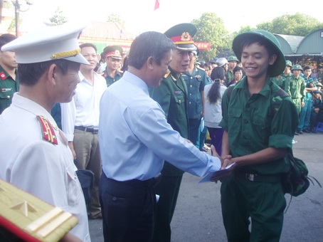 Lãnh đạo huyện Tân Phú tiễn các thanh niên huyện lên đường nhập ngũ (ảnh Đoàn Phú)