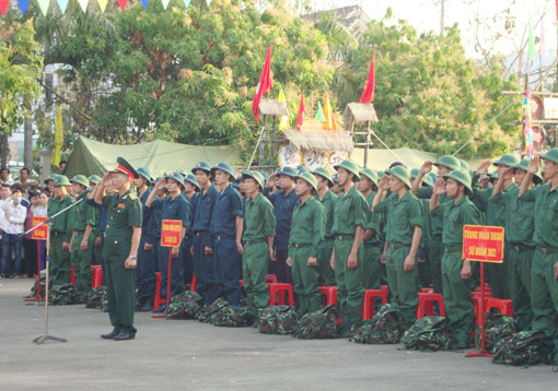 Lễ giao, nhận quân ở huyện Vĩnh Cửu sáng 27-2. (Ảnh: Tố Tâm)