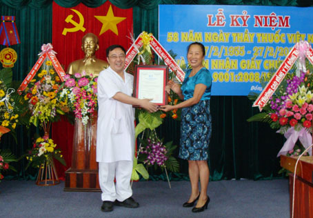Giám đốc bệnh viện Phan Huy Anh Vũ nhận giấy chứng nhận