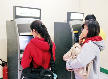 Xếp hàng chờ rút tiền tại trụ thẻ ATM (ảnh minh họa).                                                                                  Ảnh: K.Liễu