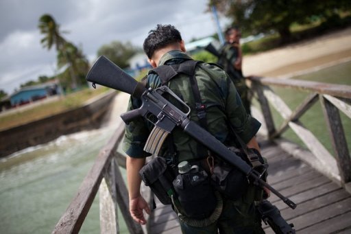 Một cánh sát Malaysia đi tuần tại Lahad Datu trên đảo Borneo.
