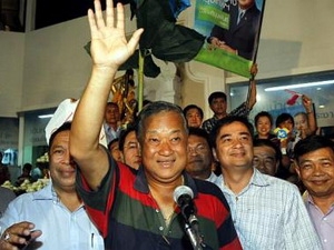 Ông Sukhumbhand Paribatra (giữa) cùng với cựu Thủ tướng Thái Lan Abhisit Vejjajiva (thứ hai-bên phải) gặp gỡ người ủng hộ.