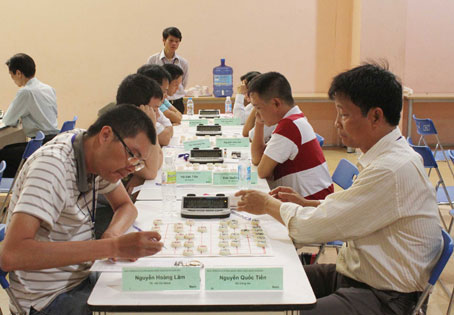 kỳ thủ Nguyễn Hoàng Lâm (TP. Hồ Chí Minh, trái) đang tạm dẫn đầu sau vòng 1 