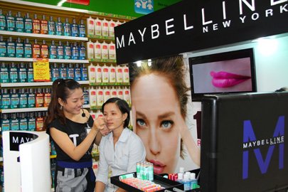 Women receive consultancy from beauty brands at Big C