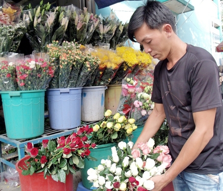 Hoa hồng đang sốt giá dù nhu cầu khách đặt hàng giảm so với mọi năm.  Ảnh: B.Nguyên