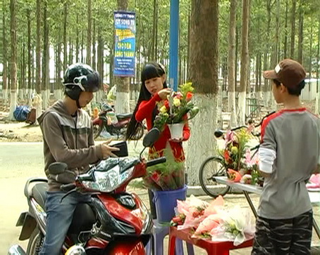 Sôi động thị trường hoa tươi ngày 8-3 ở Long Thành