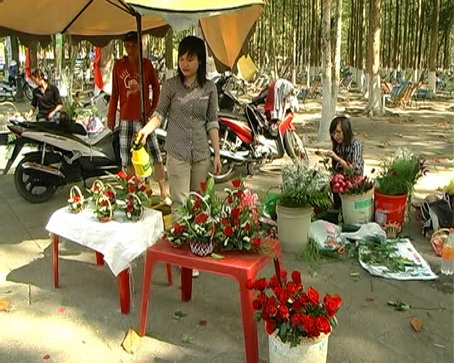 Các điểm bán hoa tươi ở khu trung tâm hành chính huyện Long Thành (ảnh C.T)